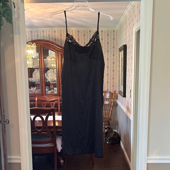 Vassarette Black Lace Chemise - Picture 1 of 9